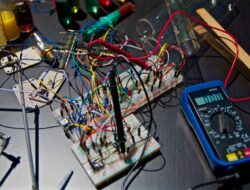 Memahami Kode IN006 dengan Subklasifikasi Instalasi Elektronika pada SBU