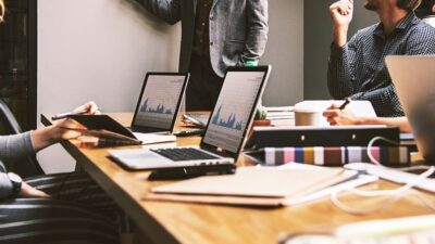 Ilustrasi Melaporkan Bisnis Ilegal